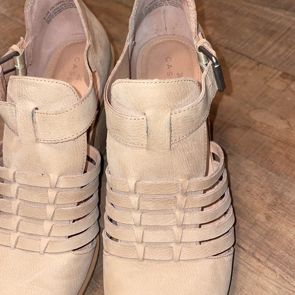 Caslon Sadie Leather Cut Out Heels - Picture 4 of 11